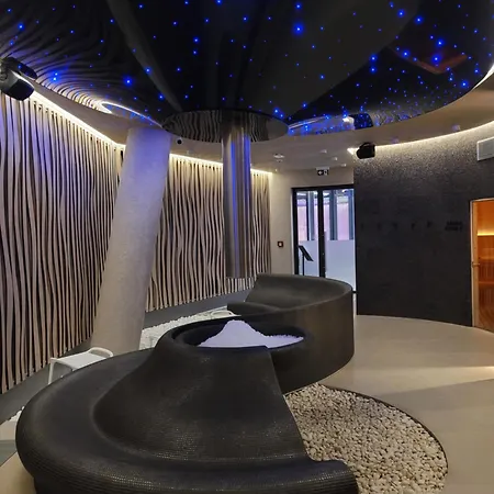 Wave Beachfront Family