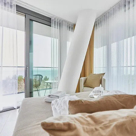 Wave Beachfront Family *