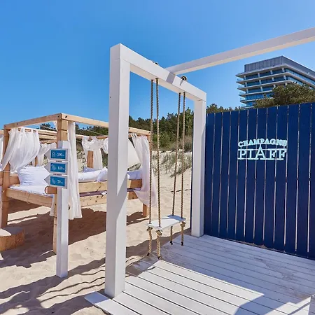 Wave Beachfront Family